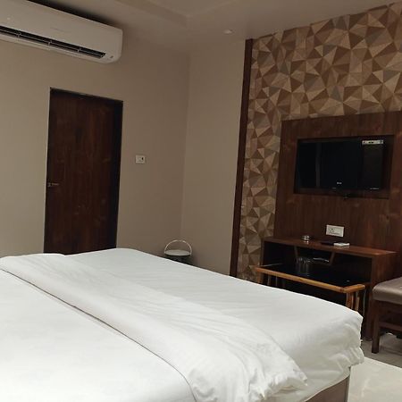 Hotel Apratim Lodging & Boarding Ulhāsnagar Εξωτερικό φωτογραφία