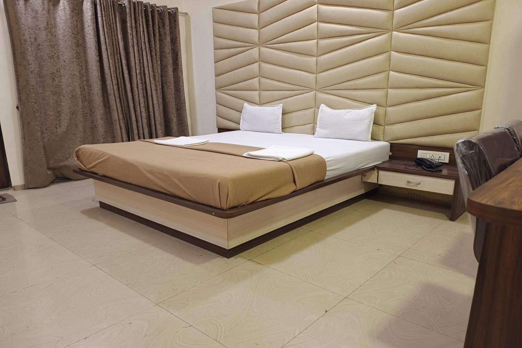 Hotel Apratim Lodging & Boarding Ulhāsnagar Εξωτερικό φωτογραφία